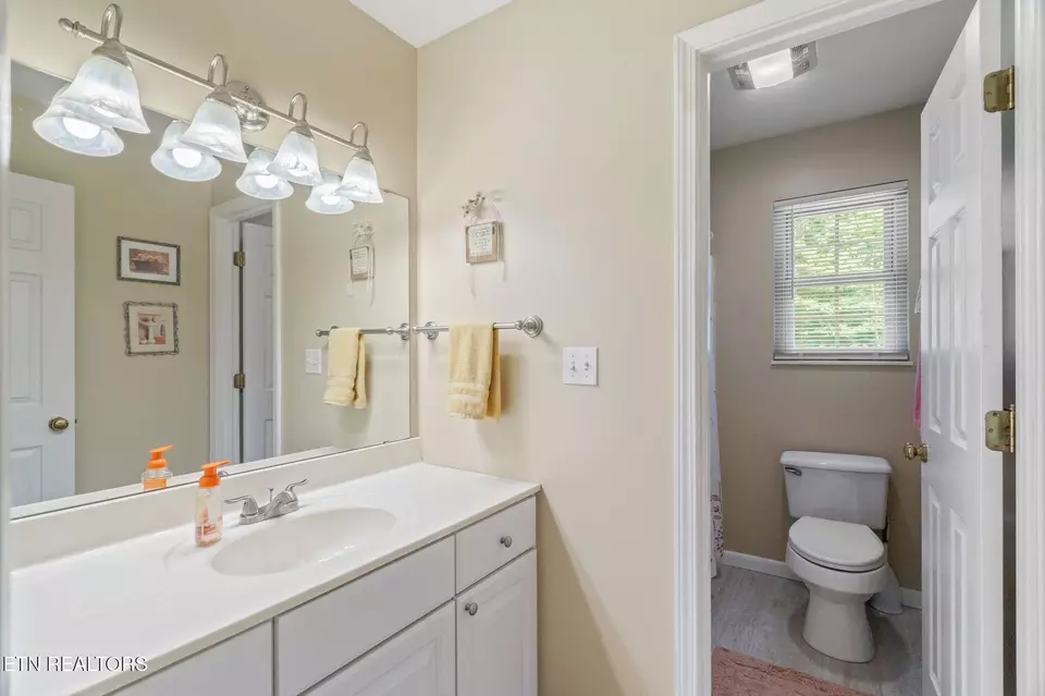Bath - 102 Nantucket Way, Oak Ridge, TN 37830 photo 5 of 6