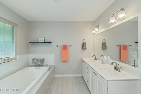 Bath - 102 Nantucket Way, Oak Ridge, TN 37830 photo 1 of 6