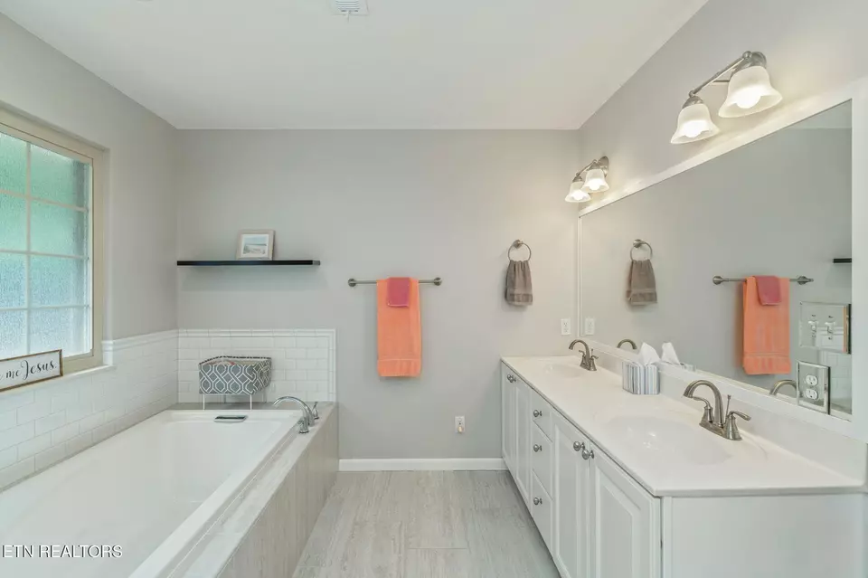 Bath - 102 Nantucket Way, Oak Ridge, TN 37830 photo 1 of 6