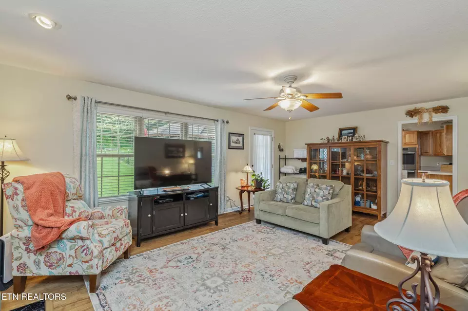 Living - 102 Nantucket Way, Oak Ridge, TN 37830 photo 2 of 3