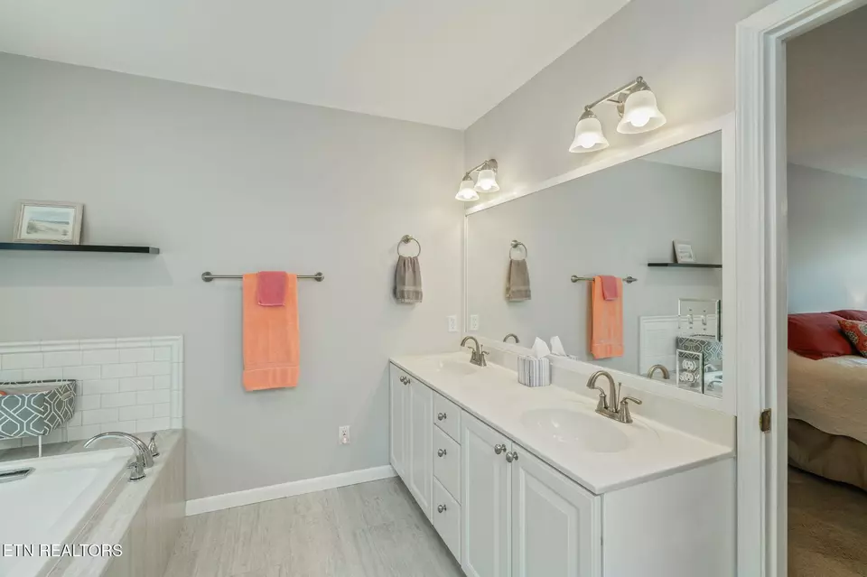 Bath - 102 Nantucket Way, Oak Ridge, TN 37830 photo 2 of 6