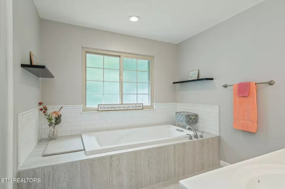 Bath - 102 Nantucket Way, Oak Ridge, TN 37830 photo 3 of 6