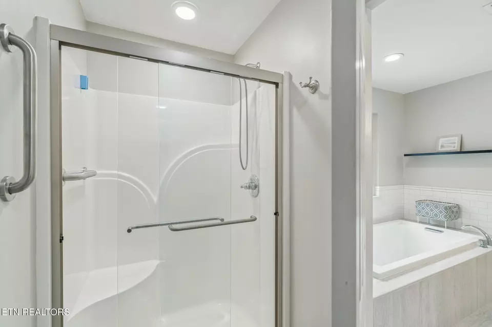 Bath - 102 Nantucket Way, Oak Ridge, TN 37830 photo 4 of 6