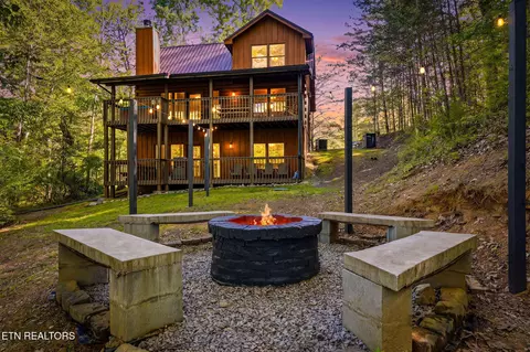 3201 Bear Country Way, Sevierville, TN 37876