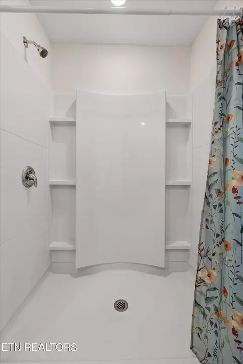 Bath - 248 Belle Ct, Talbott, TN 37877 photo 4 of 4
