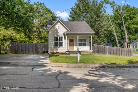 13 Douglas St, Athens, TN 37303