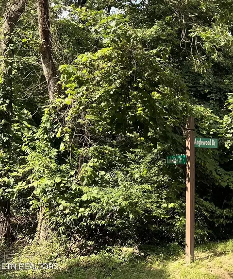 102 Lakeside Dr, Crossville, TN 38558