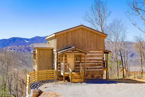 747 Fox Hollow Rd, Gatlinburg, TN 37738
