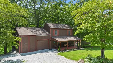 389 Clear Lake Dr, Jacksboro, TN 37757
