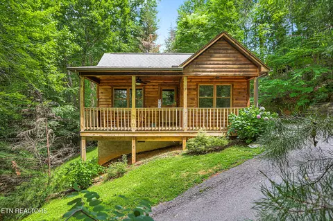 1127 Oak Ct, Gatlinburg, TN 37738