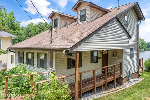 5805 Lakeshore Dr, Tallassee, TN 37878