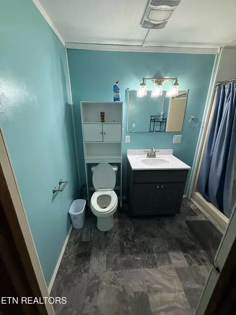 Bath - 135 Duncan Ln, Oneida, TN 37841 photo 1 of 3