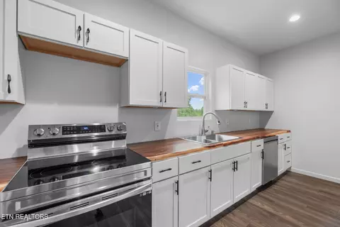 Kitchen - 9906 Heiskell Rd, Heiskell, TN 37754 photo 2 of 2