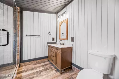 Bath - 9906 Heiskell Rd, Heiskell, TN 37754 photo 1 of 4