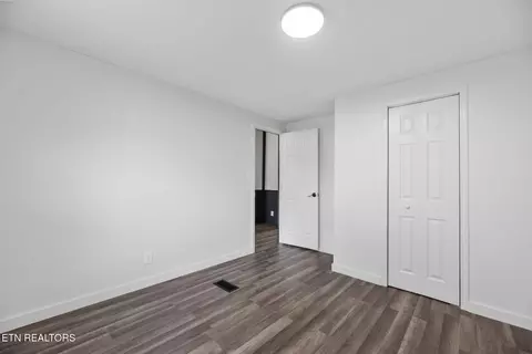 Bedroom - 9906 Heiskell Rd, Heiskell, TN 37754 photo 3 of 5
