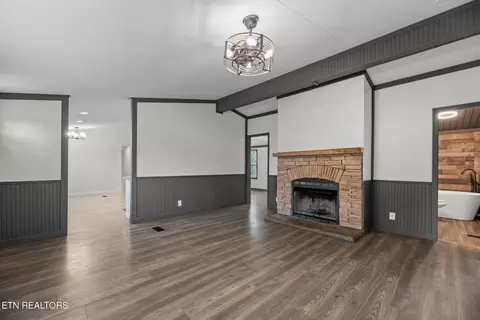 Living - 9906 Heiskell Rd, Heiskell, TN 37754 photo 2 of 5
