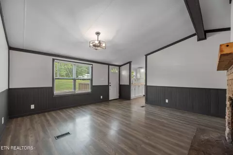 Living - 9906 Heiskell Rd, Heiskell, TN 37754 photo 3 of 5