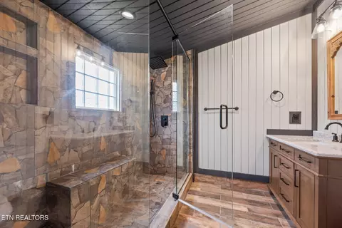 Bath - 9906 Heiskell Rd, Heiskell, TN 37754 photo 2 of 4