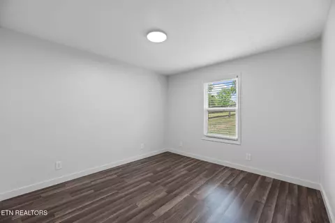 Bedroom - 9906 Heiskell Rd, Heiskell, TN 37754 photo 2 of 5