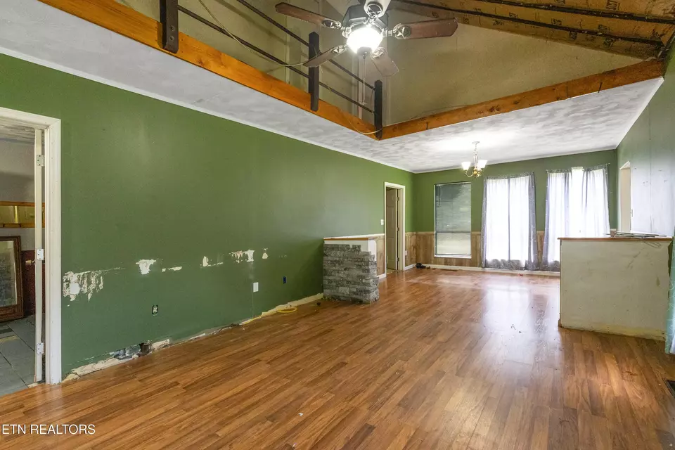 Living - 266 Dogwood Rd, Rockwood, TN 37854 photo 3 of 5