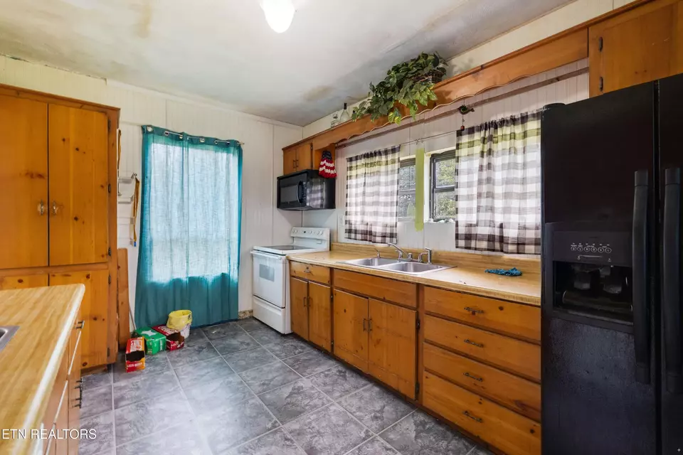 Kitchen - 266 Dogwood Rd, Rockwood, TN 37854 photo 2 of 3