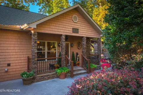 726 Plantation Dr, Pigeon Forge, TN 37863
