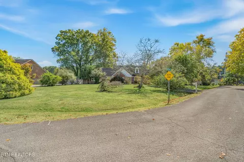 Exterior - 407 Eagle Bend Ln, Clinton, TN 37716 photo 1 of 9