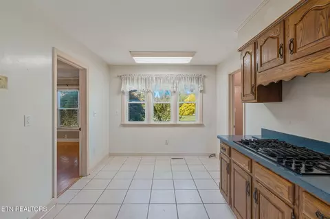 Kitchen - 407 Eagle Bend Ln, Clinton, TN 37716 photo 3 of 4