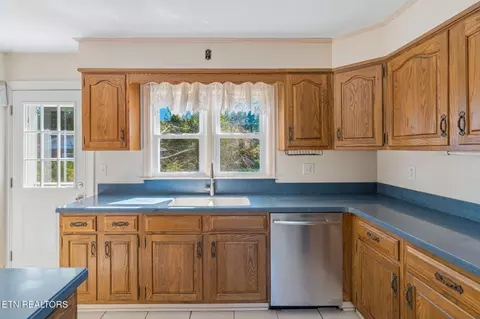 Kitchen - 407 Eagle Bend Ln, Clinton, TN 37716 photo 2 of 4