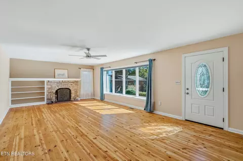 Living - 407 Eagle Bend Ln, Clinton, TN 37716 photo 1 of 6