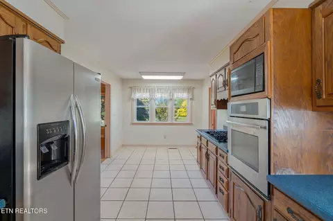 Kitchen - 407 Eagle Bend Ln, Clinton, TN 37716 photo 4 of 4