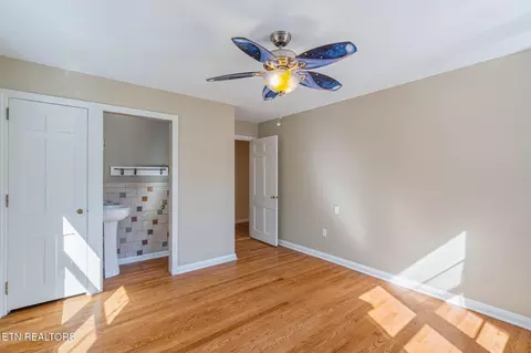 Bedroom - 407 Eagle Bend Ln, Clinton, TN 37716 photo 4 of 8
