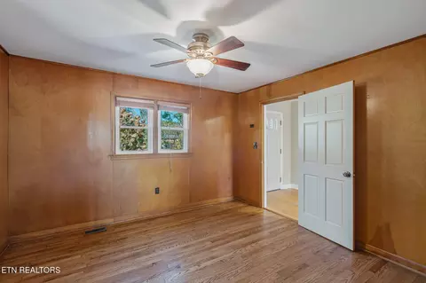 Bedroom - 407 Eagle Bend Ln, Clinton, TN 37716 photo 2 of 8