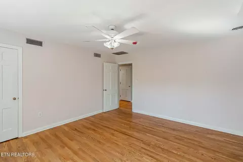 Bedroom - 407 Eagle Bend Ln, Clinton, TN 37716 photo 6 of 8