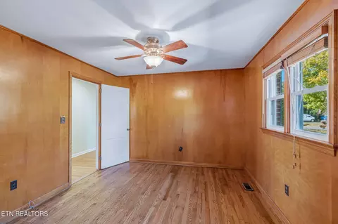 Bedroom - 407 Eagle Bend Ln, Clinton, TN 37716 photo 1 of 8