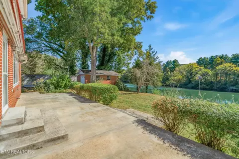 Exterior - 407 Eagle Bend Ln, Clinton, TN 37716 photo 6 of 9