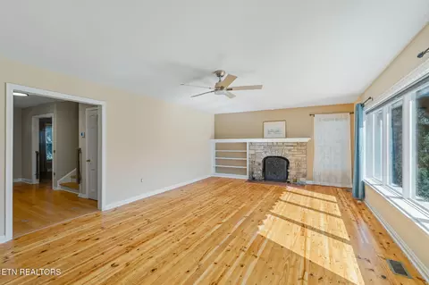 Living - 407 Eagle Bend Ln, Clinton, TN 37716 photo 2 of 6