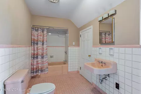 Bath - 407 Eagle Bend Ln, Clinton, TN 37716 photo 5 of 6