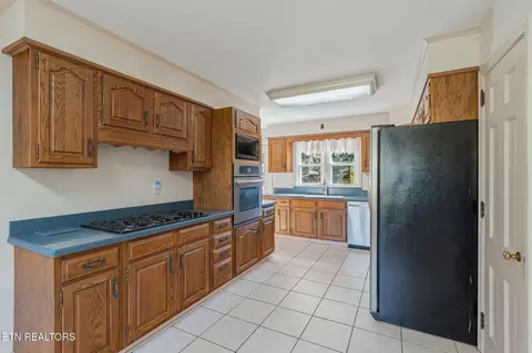 Kitchen - 407 Eagle Bend Ln, Clinton, TN 37716 photo 1 of 4