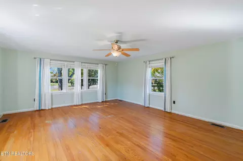 Living - 407 Eagle Bend Ln, Clinton, TN 37716 photo 6 of 6
