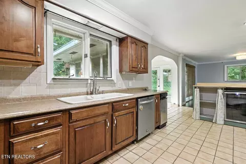 Kitchen - 308 Irwin Dr, Powell, TN 37849 photo 3 of 4