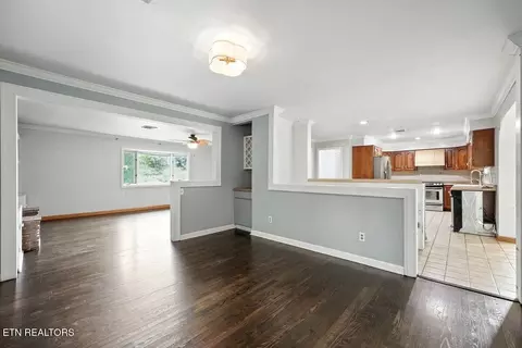 Living - 308 Irwin Dr, Powell, TN 37849 photo 5 of 7