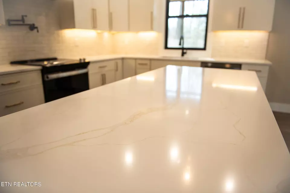 Kitchen - 107 Leinster Ln, Crossville, TN 38558 photo 3 of 4