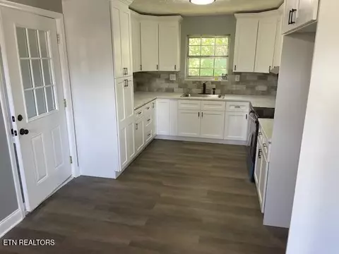 Kitchen - 7242 Cherrybrook Ln, Talbott, TN 37877 photo 2 of 2