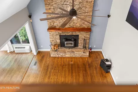 Living - 309 E Bullrun Valley Dr, Heiskell, TN 37754 photo 4 of 5