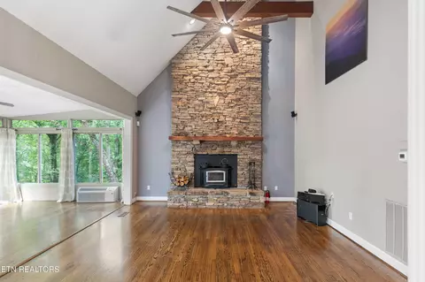 Living - 309 E Bullrun Valley Dr, Heiskell, TN 37754 photo 2 of 5