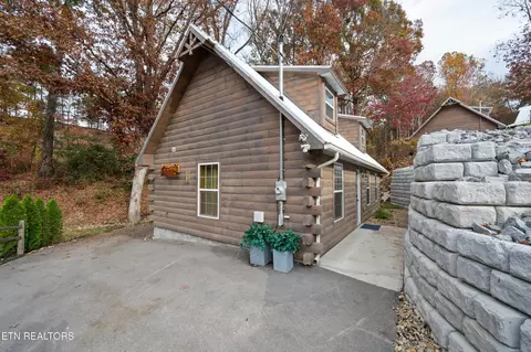 513 Golf Rd, Pigeon Forge, TN 37863