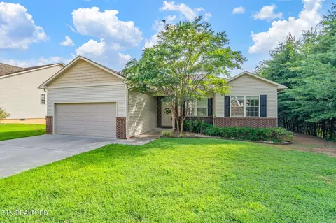 290 Garnet Hill Dr, Lenoir City, TN 37772