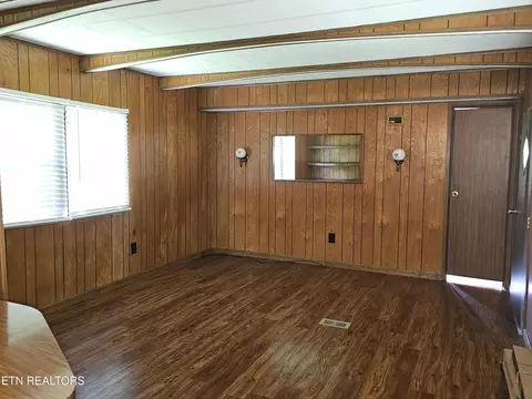 Living - 310 Barkley Dr, Middlesboro, KY 40965 photo 1 of 2