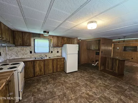Kitchen - 310 Barkley Dr, Middlesboro, KY 40965 photo 2 of 2